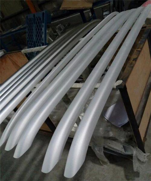 鋁合金噴砂機與不銹鋼制品表面處理設(shè)備的應用與選擇